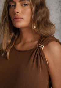 Renee - Brązowa Wiskozowa Bluzka Bez Rękawów z Dzianiny Zdobiona Metaliczną Aplikacją Alutina. Okazja: na co dzień. Kolor: brązowy. Materiał: dzianina, wiskoza. Długość rękawa: bez rękawów. Wzór: aplikacja. Styl: glamour, casual, street, elegancki #4