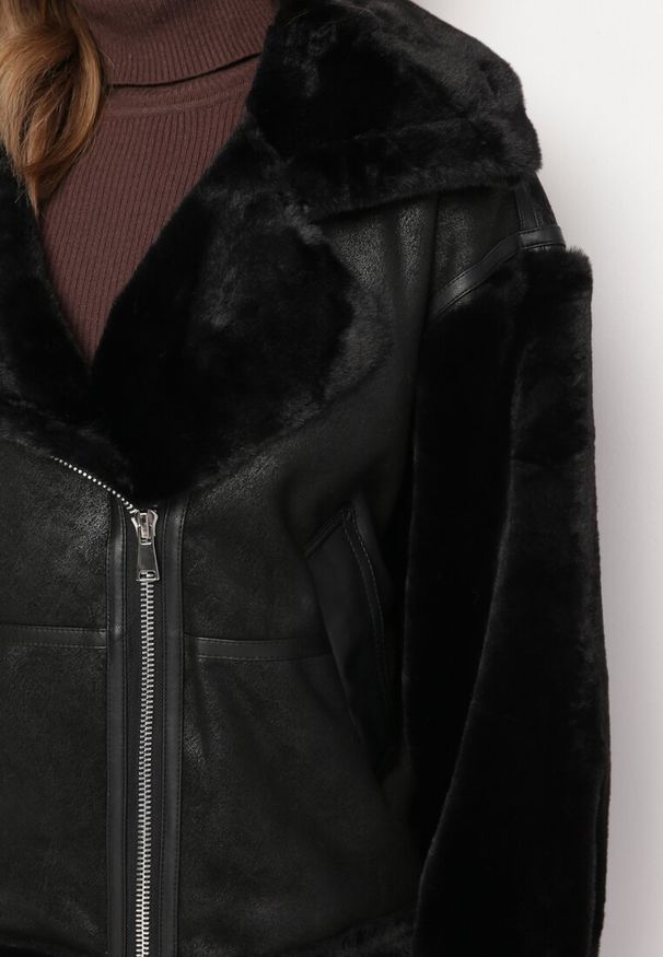 Born2be - Czarna Kurtka Biker z Kożuszkiem Burena. Kolor: czarny. Wzór: paski