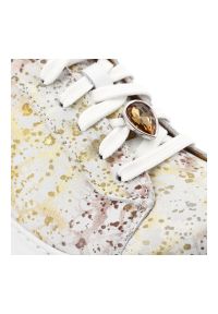 Sneakersy damskie Maciejka, cholewka ze skóry naturalnej z nadrukowanym wzorem klasyczne sznurowanie metalowa ozdoba przy języku zaokrąglony nosek ma. Okazja: na co dzień. Zapięcie: sznurówki. Kolor: biały. Materiał: skóra. Szerokość cholewki: normalna. Wzór: aplikacja. Styl: klasyczny #6