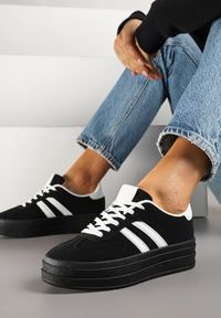 Renee - Czarne Sneakersy na Platformie z Kontrastowymi Zdobieniami Mulinea. Okazja: na co dzień. Kolor: czarny. Materiał: jeans. Wzór: aplikacja. Obcas: na platformie