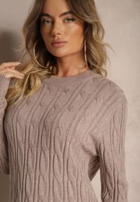 Renee - Ciemnobeżowy Sweter z Wiskozą Ozdobiony Tłoczeniem Savra. Okazja: na randkę, na co dzień. Kolor: beżowy. Materiał: wiskoza. Wzór: aplikacja. Styl: elegancki, casual