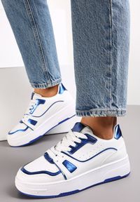 Renee - Biało-Niebieskie Sneakersy Zdobione Perforacją i Metalicznymi Wstawkami Nelyvza. Kolor: niebieski. Materiał: jeans. Wzór: aplikacja #1