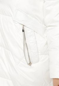 Born2be - Biała Pikowana Kurtka o Pudełkowym Kroju z Odpinanym Futerkiem i Ozdobnym Suwakiem Hedilina. Okazja: na co dzień, na spacer. Kolor: biały. Materiał: futro. Styl: casual, elegancki #2