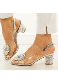 DiA - Srebrne silikonowe sandały damskie na słupku z kryształami, transparentne Dia 9007. Okazja: na wesele, na ślub cywilny. Kolor: srebrny. Materiał: skóra. Wzór: aplikacja, kwiaty. Sezon: wiosna, lato. Obcas: na słupku. Styl: klasyczny. Wysokość obcasa: niski #1