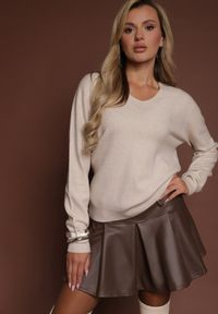 Renee - Beżowy Sweter z Wełną i Wiskozą z Trójkątnym Dekoltem Kaitte. Okazja: na co dzień. Kolor: beżowy. Materiał: wełna, wiskoza. Styl: casual, elegancki
