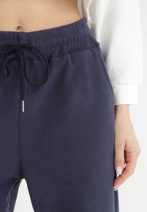 Born2be - Granatowe Spodnie Dresowe Esani. Okazja: na spacer, na co dzień. Kolor: niebieski. Materiał: dresówka. Sezon: wiosna, zima. Styl: casual, elegancki