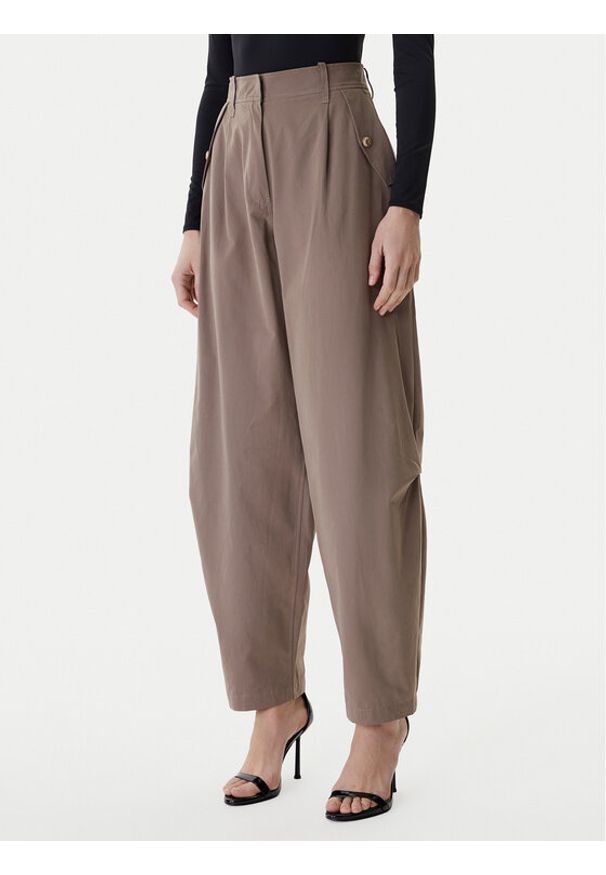 Guess Spodnie materiałowe W6RB08 WJ692 Brązowy Regular Fit. Kolor: brązowy. Materiał: syntetyk