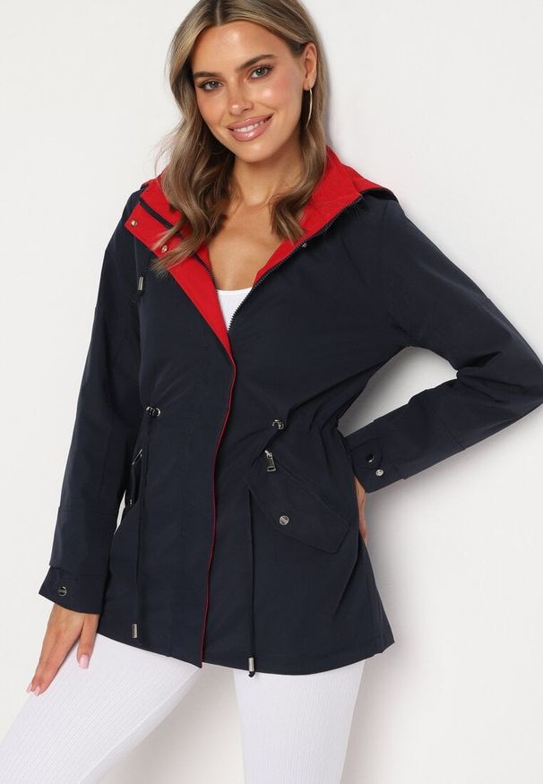 Born2be - Granatowa Kurtka Parka Dwustronna Ozdobiona Guzikami przy Rękawach Mivanea. Kolor: niebieski. Materiał: jeans. Długość rękawa: długi rękaw. Długość: długie. Wzór: aplikacja. Sezon: zima, jesień. Styl: klasyczny, elegancki