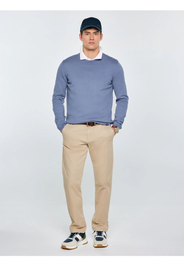 Big-Star - Sweter męski bawełniany niebieski Simoner 402. Okazja: na co dzień, do pracy. Kolor: niebieski. Materiał: bawełna. Długość rękawa: długi rękaw. Długość: długie. Wzór: gładki, aplikacja, ze splotem. Sezon: zima, jesień. Styl: casual, elegancki, klasyczny