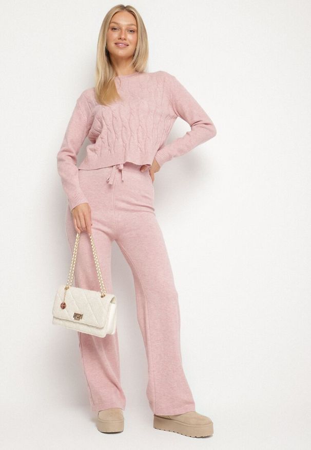 Born2be - Jasnoróżowy Dzianinowy Komplet z Wełną i Bawełną Sweter z Tłoczonym Wzorem i Spodnie Otivra. Kolor: różowy. Materiał: dzianina, bawełna, wełna