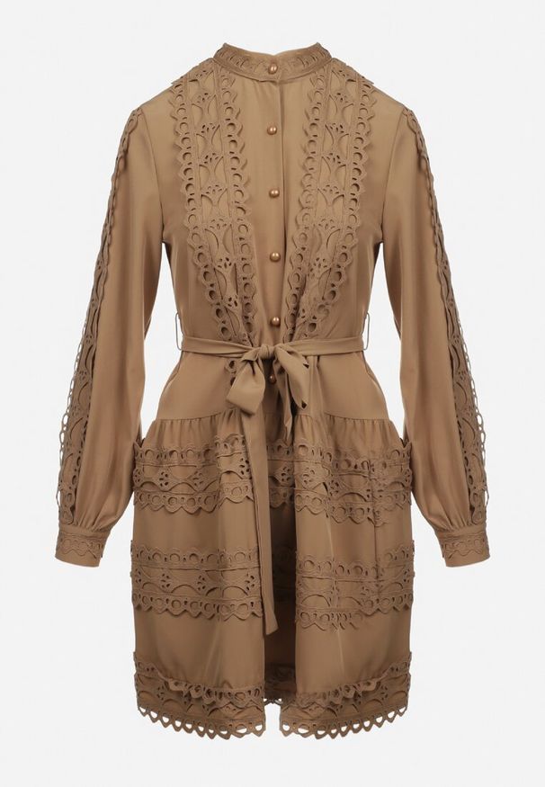 Born2be - Ciemnobeżowa Sukienka Koszulowa z Wiązanym Paskiem i Ażurowymi Taśmami Dimi. Typ kołnierza: kołnierzyk stójkowy. Kolor: beżowy. Materiał: materiał. Wzór: ażurowy. Typ sukienki: koszulowe. Długość: mini