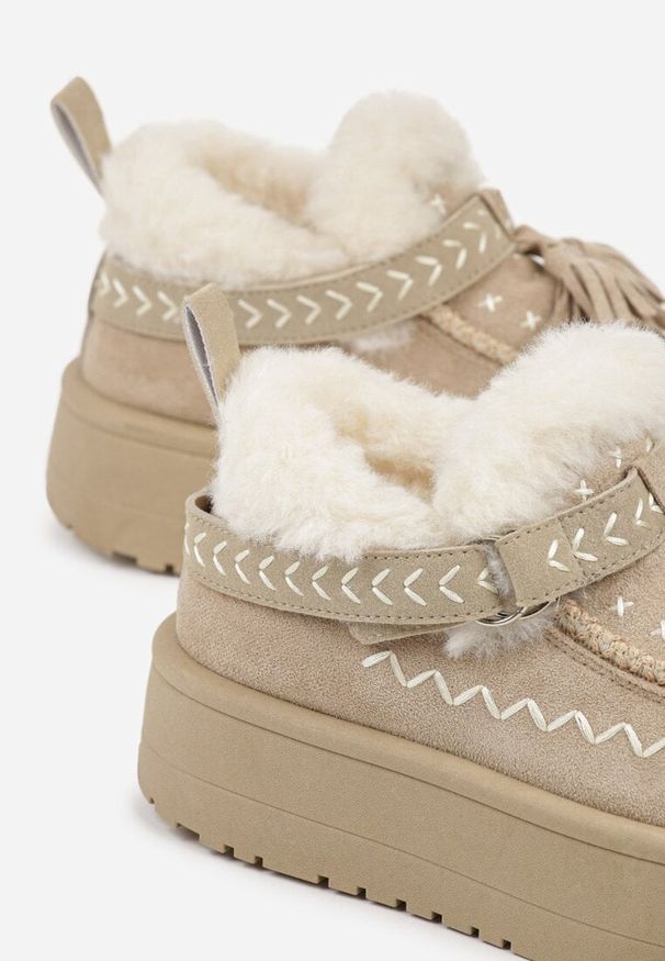 Renee - Beżowe Śniegowce na Platformie Ozdobione Haftem i Frędzlami Linomis. Okazja: na co dzień. Kolor: beżowy. Materiał: jeans, skóra. Wzór: aplikacja, haft. Sezon: zima. Obcas: na platformie. Styl: elegancki, casual