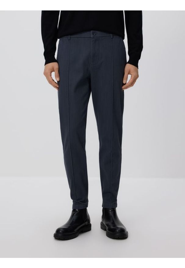 Reserved - Spodnie jogger z zakładkami - granatowy. Kolor: niebieski. Materiał: bawełna, wiskoza