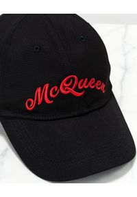 Alexander McQueen - ALEXANDER MCQUEEN - Czapka z czerwonym logo. Kolor: czarny. Materiał: bawełna. Wzór: haft. Styl: sportowy #4