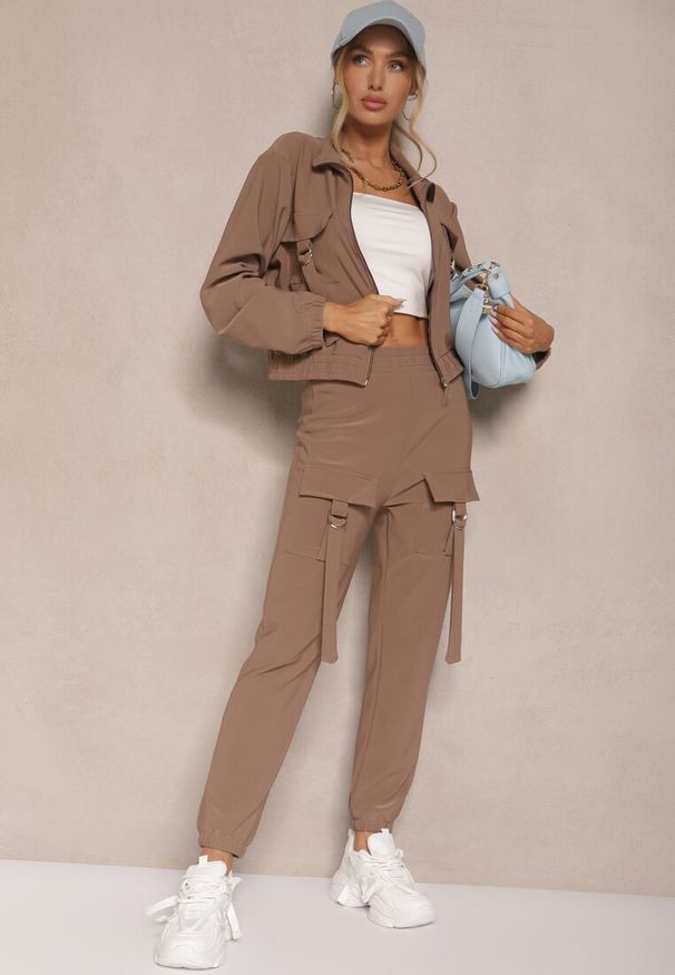 Renee - Brązowy Komplet Dresowy Utility Bluza Rozpinana i Spodnie z Kieszeniami Telinoria. Kolor: brązowy. Materiał: dresówka. Wzór: aplikacja