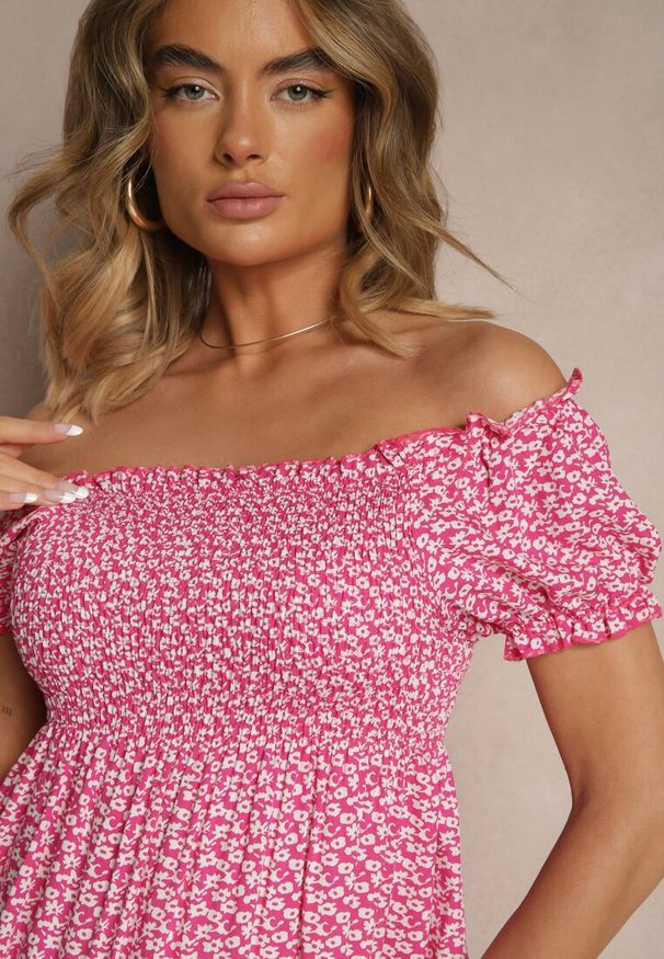 Renee - Różowa Sukienka Hiszpanka z Wiskozy z Kwiatowym Wzorem Mevandra. Okazja: na co dzień. Typ kołnierza: dekolt hiszpanka. Kolor: różowy. Materiał: wiskoza. Wzór: kwiaty. Styl: klasyczny, elegancki, casual