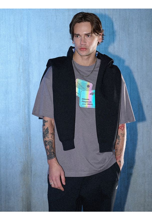 4f - 4F T-shirt loose z nadrukiem męski - szary L. Okazja: na co dzień. Kolor: szary. Materiał: dzianina, bawełna, materiał. Wzór: nadruk. Styl: casual