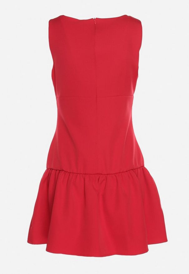 Born2be - Czerwona Rozkloszowana Sukienka Vices Bez Rękawów z Obniżonym Stanem i Kokardkami Folinesa. Okazja: na co dzień. Typ kołnierza: kokarda. Kolor: czerwony. Długość rękawa: bez rękawów. Styl: casual, elegancki, klasyczny
