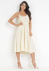 Born2be - Jasnobeżowa Plisowana Sukienka Midi ze Sznurkiem w Talii Eidas. Kolor: beżowy. Materiał: materiał, tkanina. Długość rękawa: na ramiączkach. Sezon: lato. Długość: midi #1