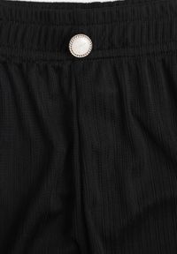 Renee - Czarne Teksturowane Spodnie High Waist Wide Leg z Ozdobnym Guzikiem Aviane. Okazja: na co dzień. Stan: podwyższony. Kolor: czarny. Materiał: tkanina. Długość: krótkie. Styl: casual #3