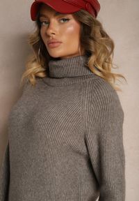 Renee - Ciemnoszara Sukienka Dzianinowa Prążkowana Lialethe. Okazja: na spotkanie biznesowe, do pracy. Typ kołnierza: golf. Kolor: szary. Materiał: dzianina, prążkowany. Długość rękawa: długi rękaw. Typ sukienki: oversize. Styl: biznesowy #4