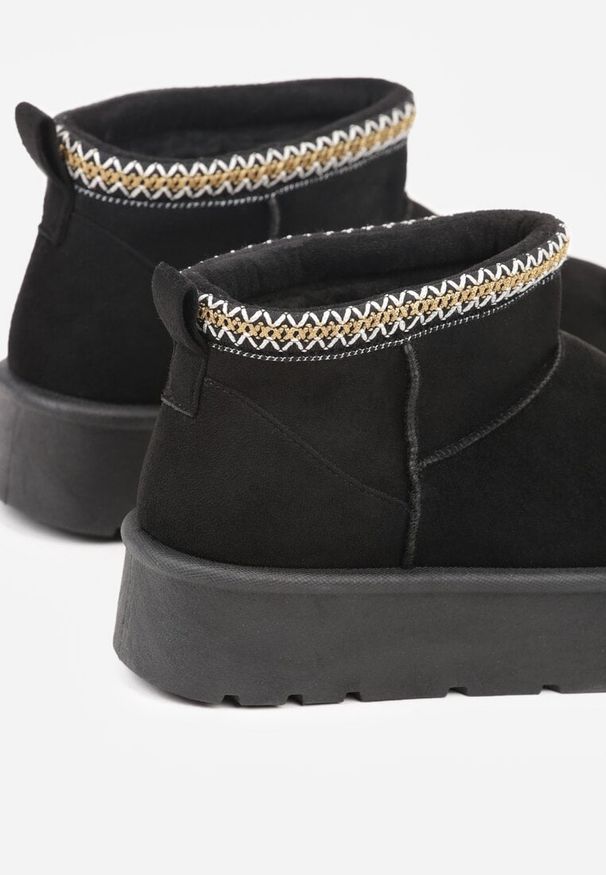 Renee - Czarne Śniegowce na Platformie z Haftem przy Cholewce Sewnera. Okazja: na co dzień, na spacer. Kolor: czarny. Materiał: dzianina, jeans, puch. Szerokość cholewki: normalna. Wzór: haft. Sezon: zima. Obcas: na platformie. Styl: casual