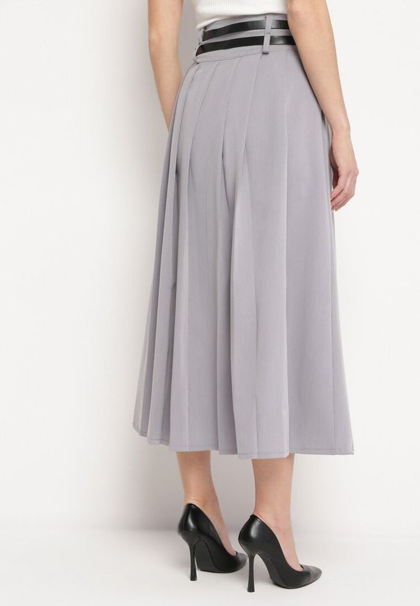 Born2be - Szara Spódnica z Podwójnym Paskiem z Ekoskóry i Szerokimi Plisami Hiritai. Okazja: na imprezę, do pracy. Stan: podwyższony. Kolor: szary. Materiał: skóra. Styl: elegancki