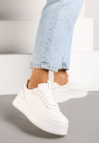 Renee - Białe Casualowe Sneakersy na Niskiej Platformie Torila. Okazja: na co dzień. Kolor: biały. Materiał: jeans. Szerokość cholewki: normalna. Obcas: na platformie #1