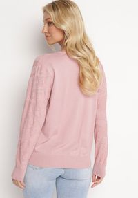 Born2be - Różowy Sweter z Tłoczonym Wzorem w Ornamentalnym Stylu Mariot. Okazja: na co dzień. Kolor: różowy. Styl: casual #4