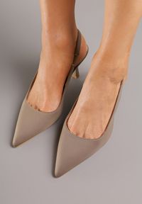 Renee - Ciemnobeżowe Sandały na Szpilce Typu Slingback Melovelle. Okazja: na co dzień. Kolor: beżowy. Materiał: jeans. Obcas: na szpilce. Styl: elegancki, casual #3