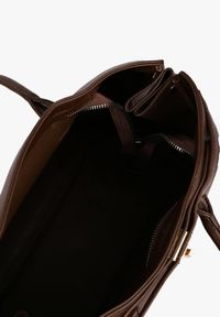 Renee - Brązowa Torebka Shopper z Dwoma Rączkami Ozdobiona Paskiem z Klamrą Remisse. Kolor: brązowy. Wzór: aplikacja. Styl: klasyczny, casual, elegancki. Rodzaj torebki: na ramię #4
