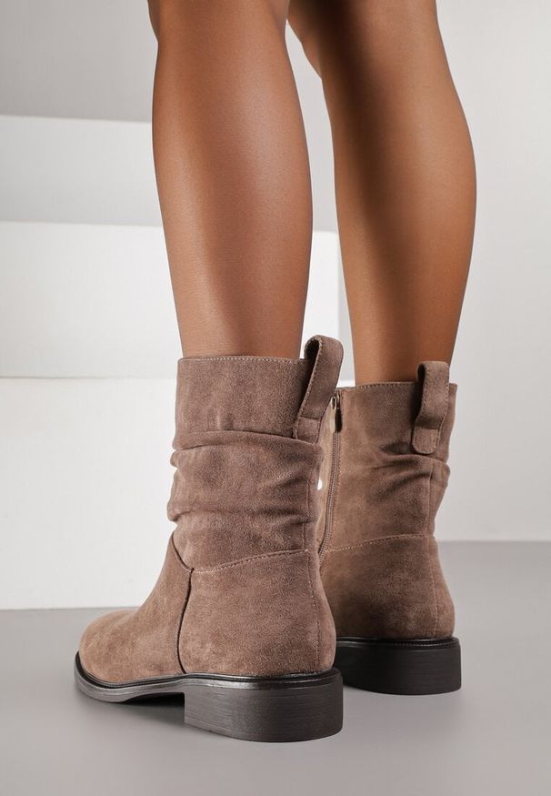 Born2be - Ciemnobeżowe Marszczone Botki do Kostki Ilonina. Okazja: na co dzień. Kolor: beżowy. Materiał: zamsz, jeans. Obcas: na płaskiej podeszwie. Styl: casual, klasyczny
