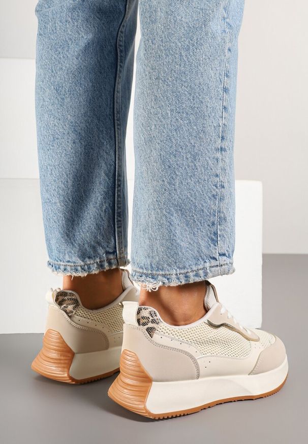 Renee - Beżowe Sneakersy Ozdobione Geometrycznym Motywem Calgis. Okazja: na co dzień, na spacer. Kolor: beżowy. Materiał: jeans. Wzór: geometria, aplikacja. Sport: turystyka piesza