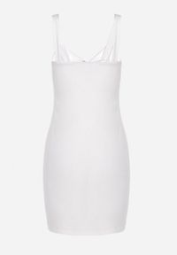 Born2be - Biała Dopasowana Sukienka z Metalową Ozdobą na Ramiączkach Harvelle. Kolor: biały. Długość rękawa: na ramiączkach. Wzór: aplikacja #5