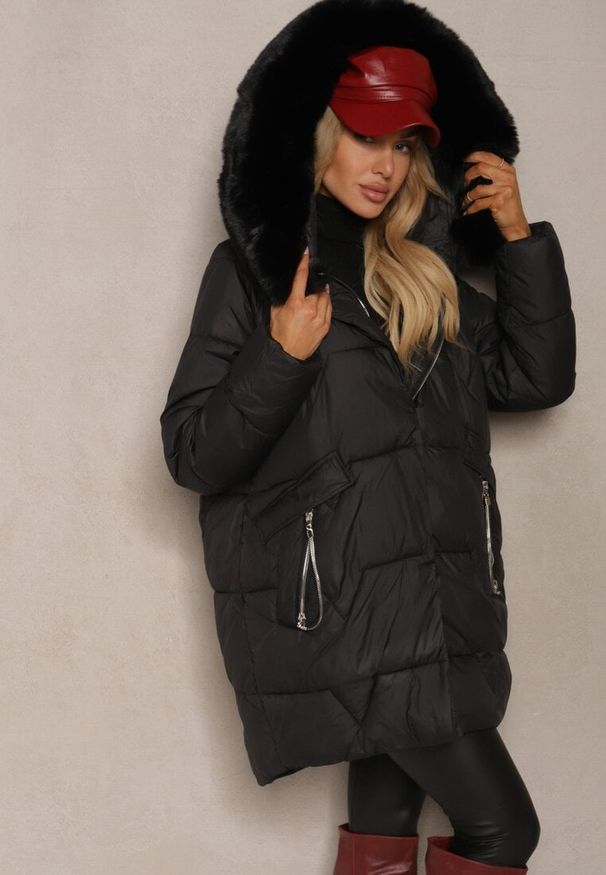 Renee - Czarna Pudełkowa Kurtka Pikowana Ozdobiona Odpinanym Futerkiem i Suwakiem Hedizelle. Okazja: na spacer, na co dzień. Kolor: czarny. Materiał: futro. Wzór: aplikacja. Sezon: zima. Styl: wizytowy, casual, elegancki