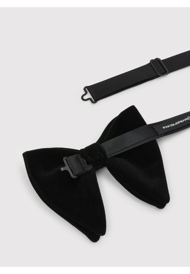 Pako Lorente - PAKO LORENTE - Elegancka czarna mucha męska. Okazja: na ślub cywilny, na wesele, na imprezę. Kolor: czarny. Materiał: poliester. Wzór: gładki. Styl: elegancki