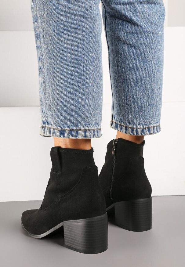 Renee - Czarne Botki Vices w Stylu Kowbojek na Obcasie Vertige. Zapięcie: zamek. Kolor: czarny. Materiał: jeans. Sezon: jesień. Obcas: na obcasie. Styl: rockowy, elegancki, boho. Wysokość obcasa: średni