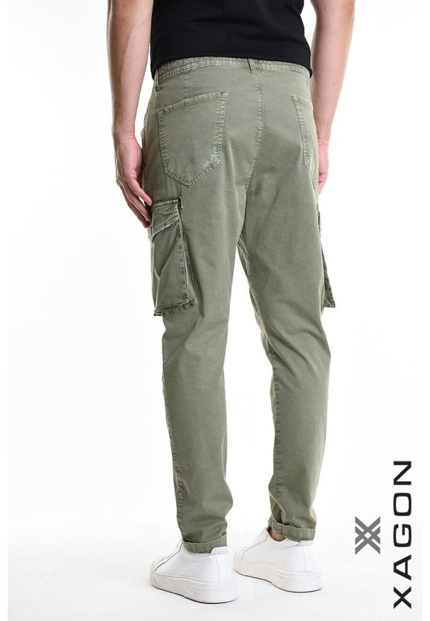 Xagon Spodnie Cargo | P2603 2CR4086 | Mężczyzna | Zielony. Okazja: na co dzień. Kolor: zielony. Materiał: bawełna, elastan. Długość: długie. Wzór: aplikacja. Styl: casual