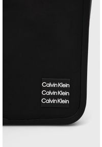 Calvin Klein saszetka kolor czarny. Kolor: czarny. Wzór: aplikacja #4