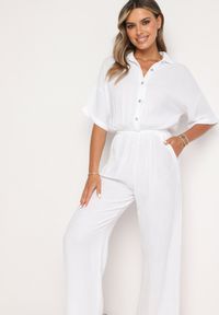 Born2be - Biały Bawełniany Kombinezon z Koszulową Górą i Prostymi Spodniami Namsore. Kolor: biały. Materiał: bawełna. Styl: elegancki, klasyczny #5