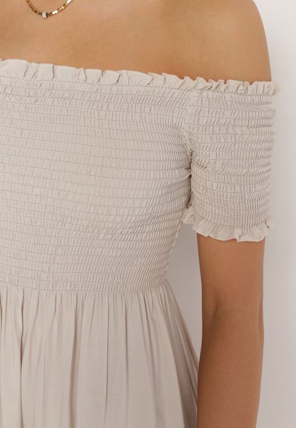 Born2be - Jasnobeżowa Bawełniana Sukienka z Hiszpańskim Dekoltem z Szerokimi Falbanami na Dole Bliria. Okazja: na co dzień, na spacer. Typ kołnierza: dekolt hiszpanka. Kolor: beżowy. Materiał: bawełna. Sezon: lato. Typ sukienki: rozkloszowane. Styl: casual, wakacyjny, elegancki