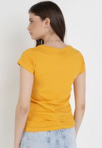 Born2be - Żółty T-shirt Sinohsa. Kolor: żółty. Materiał: bawełna, dzianina. Długość rękawa: krótki rękaw. Długość: krótkie. Wzór: gładki