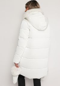 Born2be - Biała Pikowana Kurtka Płaszcz z Futerkiem i Rękawiczkami Avezze. Kolor: biały. Materiał: futro. Wzór: aplikacja #4