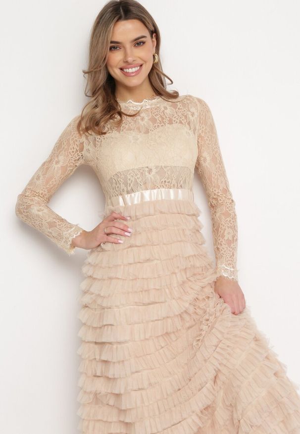 Born2be - Jasnobeżowa Maxi Sukienka Rozkloszowana z Koronkową Górą i Tiulowymi Falbankami Firina. Typ kołnierza: kołnierz z falbankami. Kolor: beżowy. Materiał: tiul, koronka. Długość: maxi