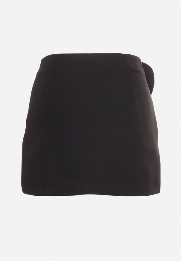 Born2be - Czarne Spódnico-Spodenki z Aplikacją w Kształcie Kwiatka i Zakładką Orbolia. Okazja: na co dzień. Kolor: czarny. Materiał: tkanina. Wzór: kwiaty, aplikacja. Styl: casual, elegancki