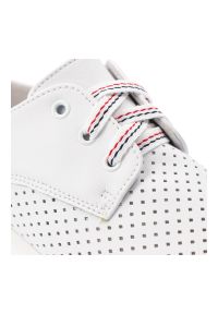 Półbuty damskie Artiker, cholewka ze skóry naturalnej licowej klasyczne wiązanie sportowy fason, białe, 54C1760. Kolor: biały. Materiał: skóra. Szerokość cholewki: normalna. Styl: klasyczny, sportowy #7