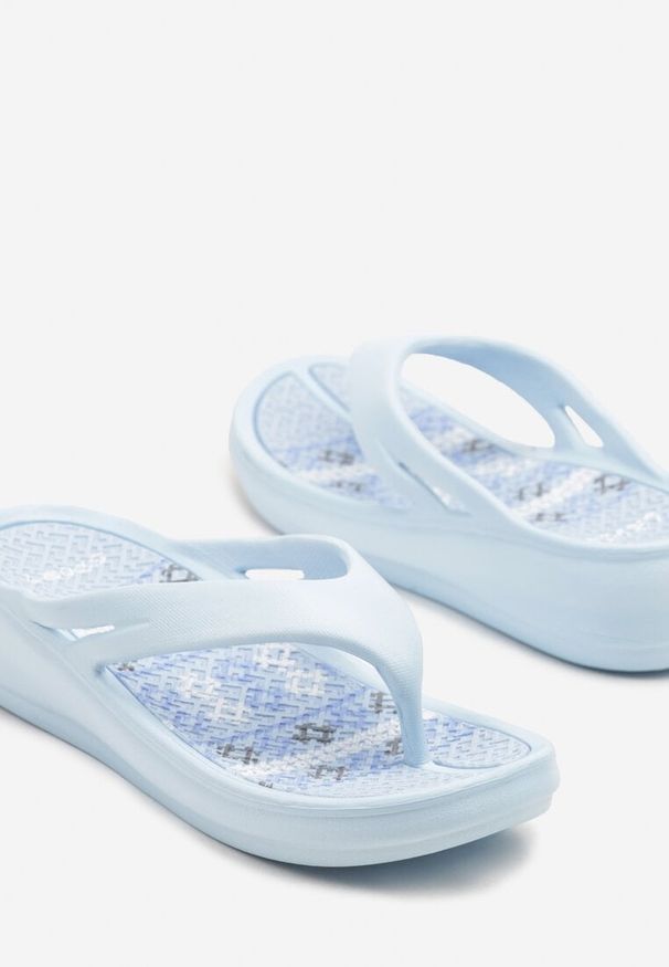 Born2be - Jasnoniebieskie Japonki z Pianki Zdobione Tłoczeniem i Printem przy Podeszwie Ulandoria. Okazja: na co dzień, na plażę, na spacer. Kolor: niebieski. Wzór: aplikacja, nadruk. Sezon: lato. Obcas: na płaskiej podeszwie. Styl: wakacyjny, elegancki, casual