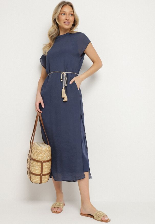 Born2be - Niebieska Sukienka Pudełkowa Ozdobiona Wiązaniem Napelira. Okazja: na co dzień. Kolor: niebieski. Materiał: jeans. Wzór: aplikacja. Styl: klasyczny, casual, elegancki