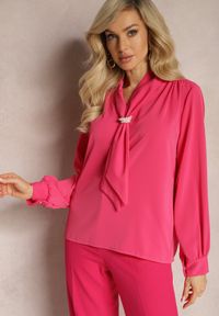 Renee - Różowa Bluzka z Ozdobnym Krawatem i Perłami Reveria. Kolor: różowy. Materiał: tkanina. Długość rękawa: długi rękaw. Długość: długie. Wzór: gładki #1