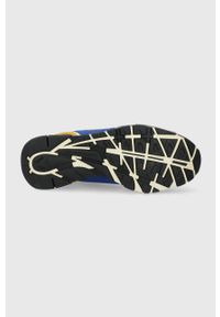 Emporio Armani sneakersy. Nosek buta: okrągły. Zapięcie: sznurówki. Materiał: guma